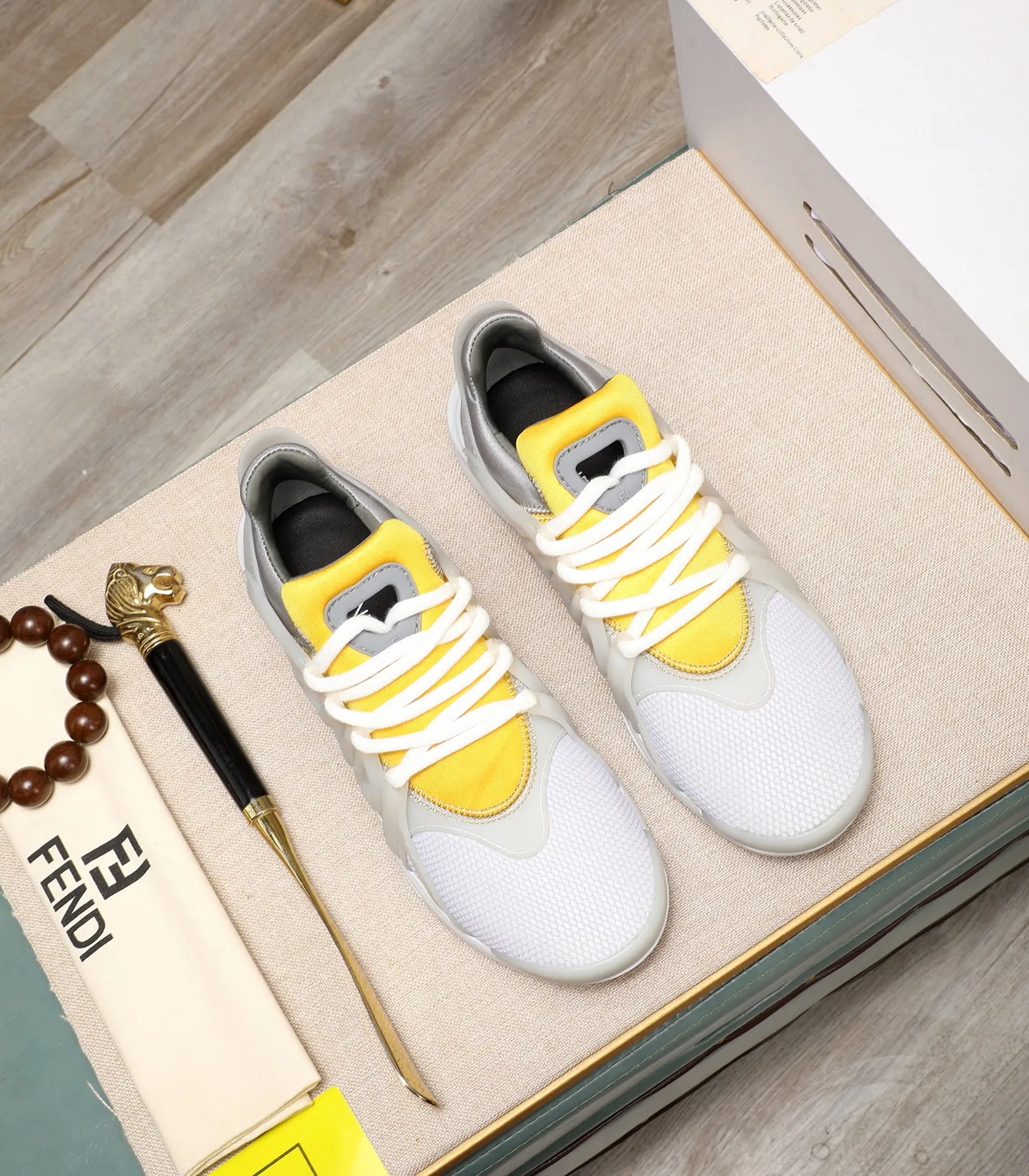 Men's Men's Shoes 💰800 Fendi Fendi's latest Tag series of men's casual mesh sports running shoes, originally purchased and developed, this Tag sneaker is a one-leg sneaker, made of black high-tech mesh material with gray neoprene details. Oversized FENDI lettering on the side and translucent rubber details. Light and flexible rubber running shoe soles, beautifully packaged at the delivery counter, customized breathable lining, original molded foam rubber outsole, sole thickness: 3.5CM! Size: 40-44 (customized at 39.45.46)
